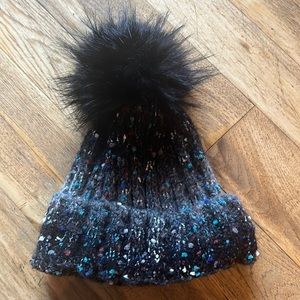 Knit beanie with large Pom Pom grey confetti speckles black